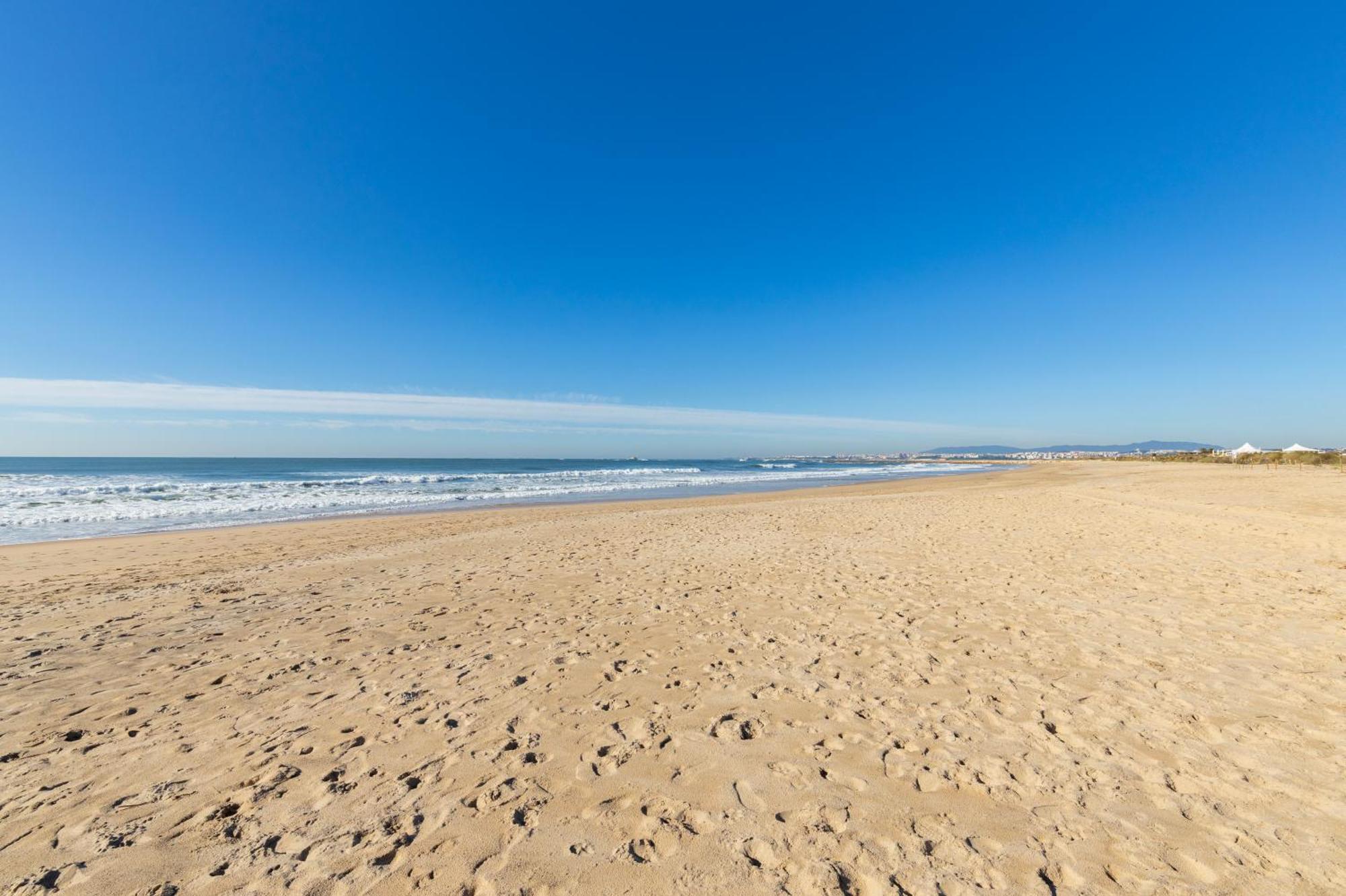 Cozy Beach Studio Retreat Near Lisbon With Sea View Almada Exterior foto
